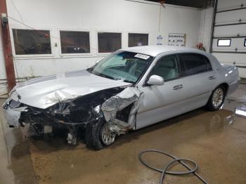  Salvage Lincoln Towncar