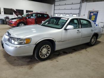  Salvage Lincoln Towncar