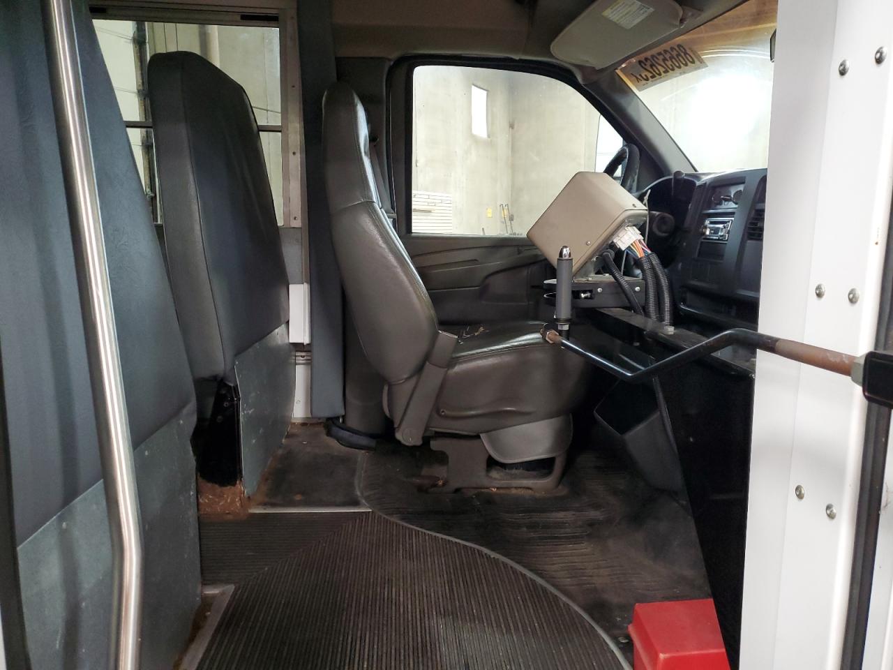 Chevrolet Express Image 8