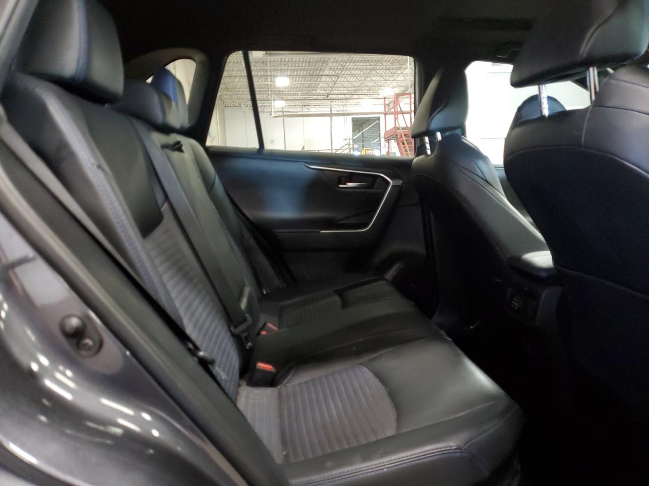 Toyota RAV4 Xse Image 6