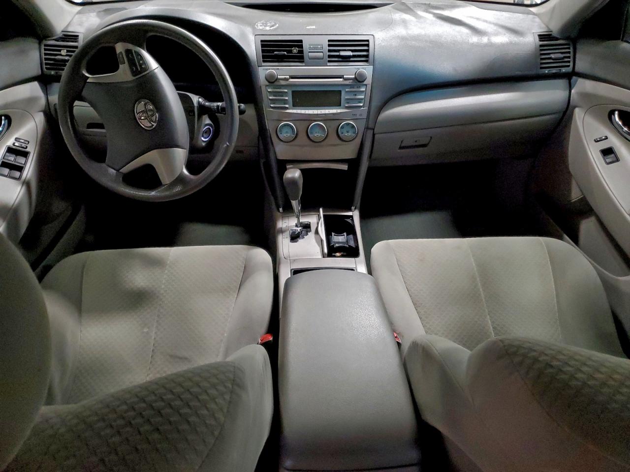 Toyota Camry Le Image 9