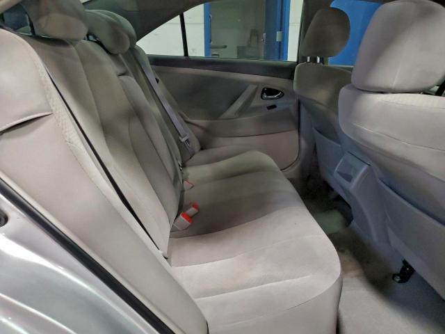 Toyota Camry Le Image 6