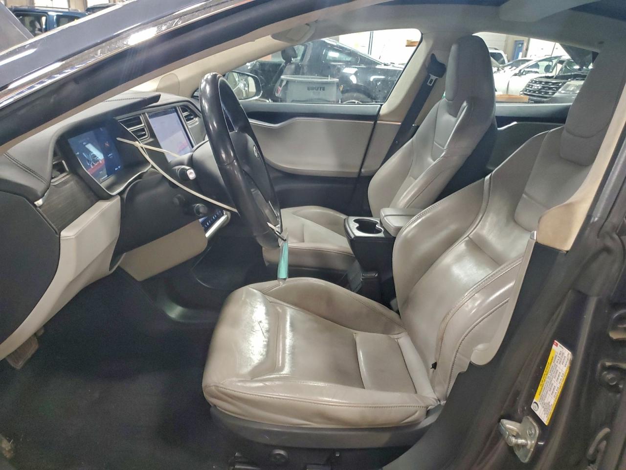 Tesla Model S Image 8