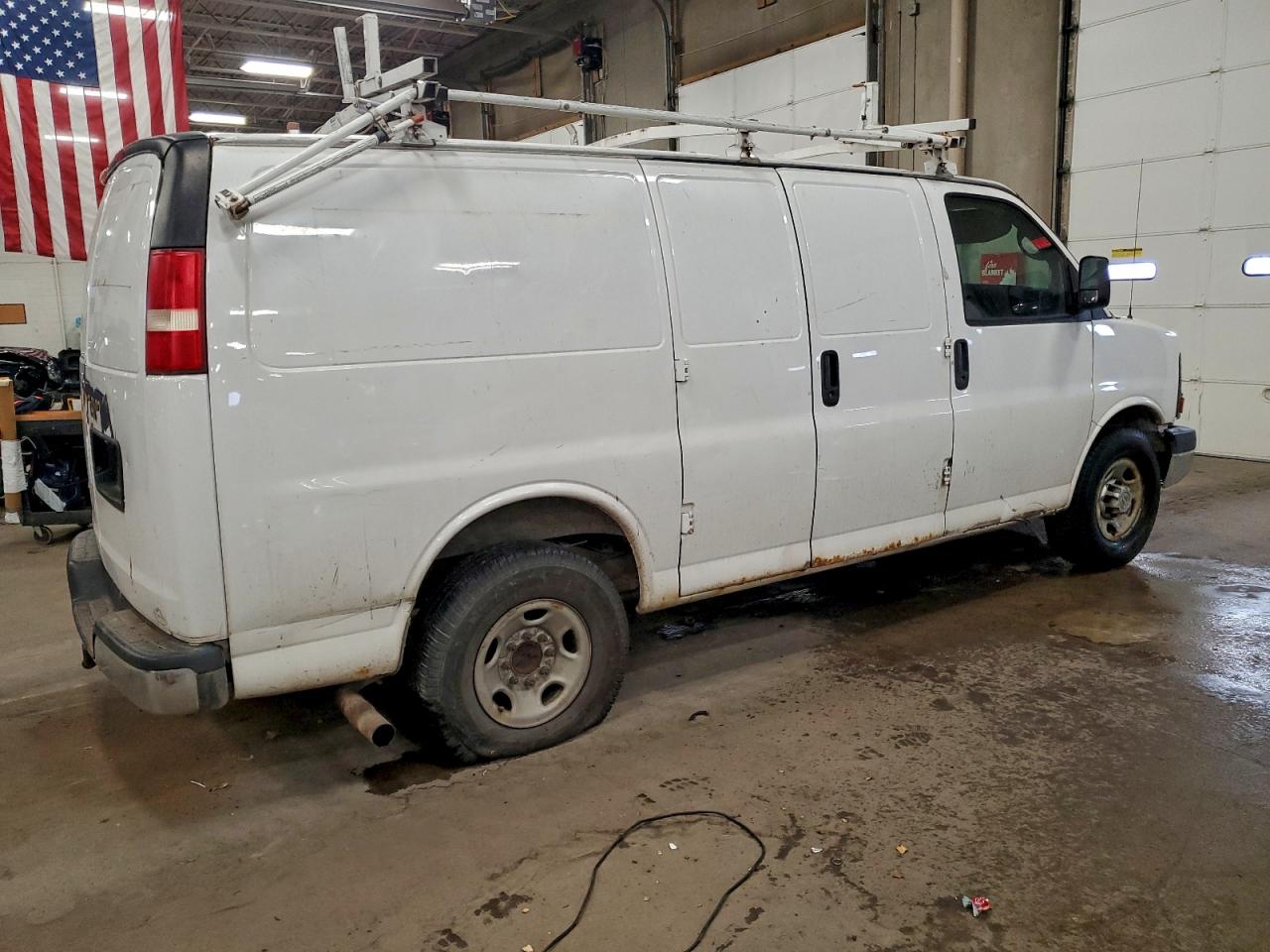 Chevrolet Express Image 2