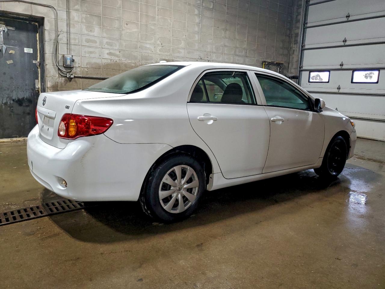 Toyota Corolla Base Image 11