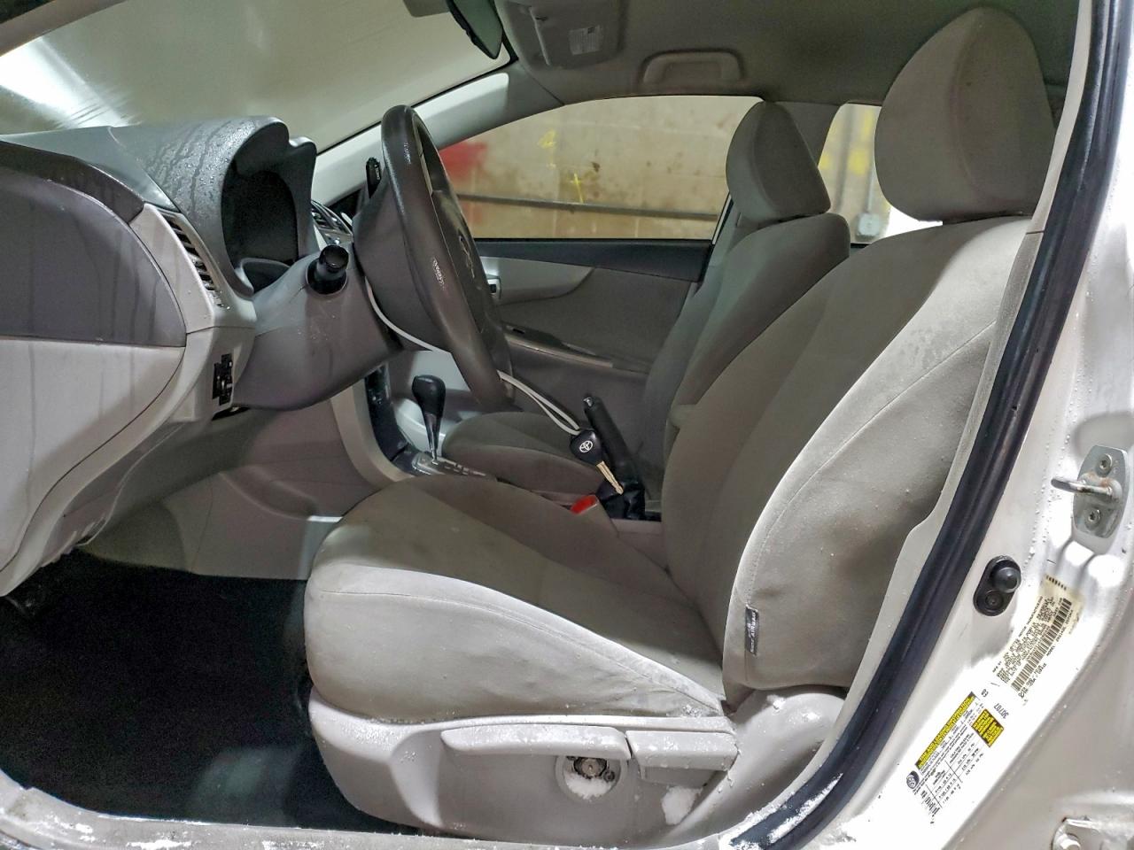 Toyota Corolla Base Image 12