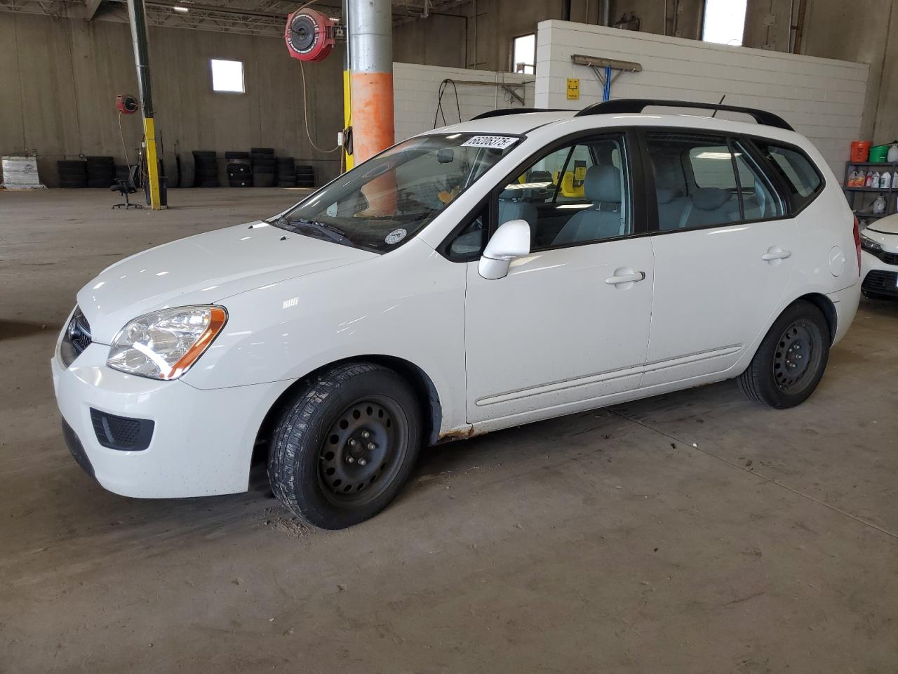 Kia Rondo Base Image 1