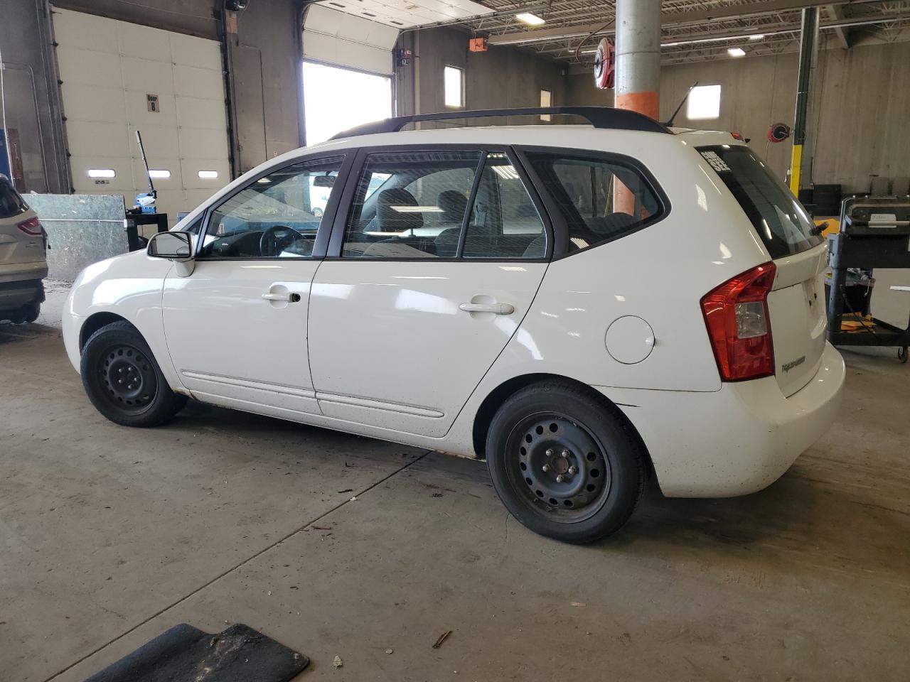 Kia Rondo Base Image 2