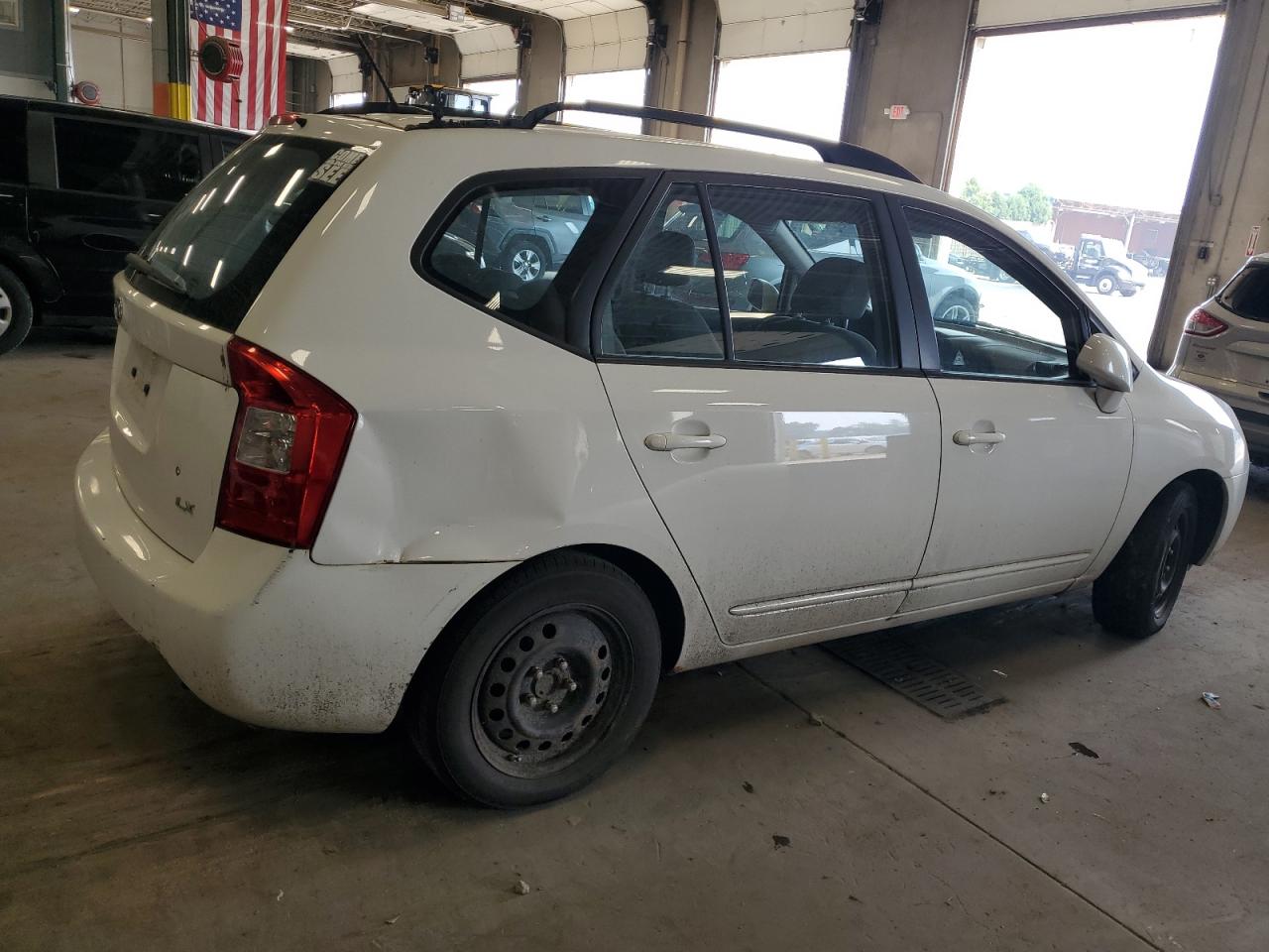 Kia Rondo Base Image 9