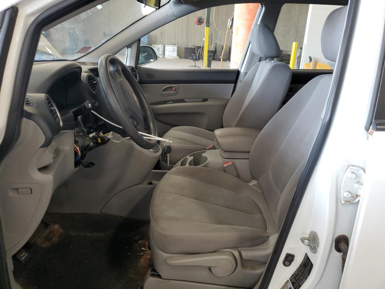 Kia Rondo Base Image 7