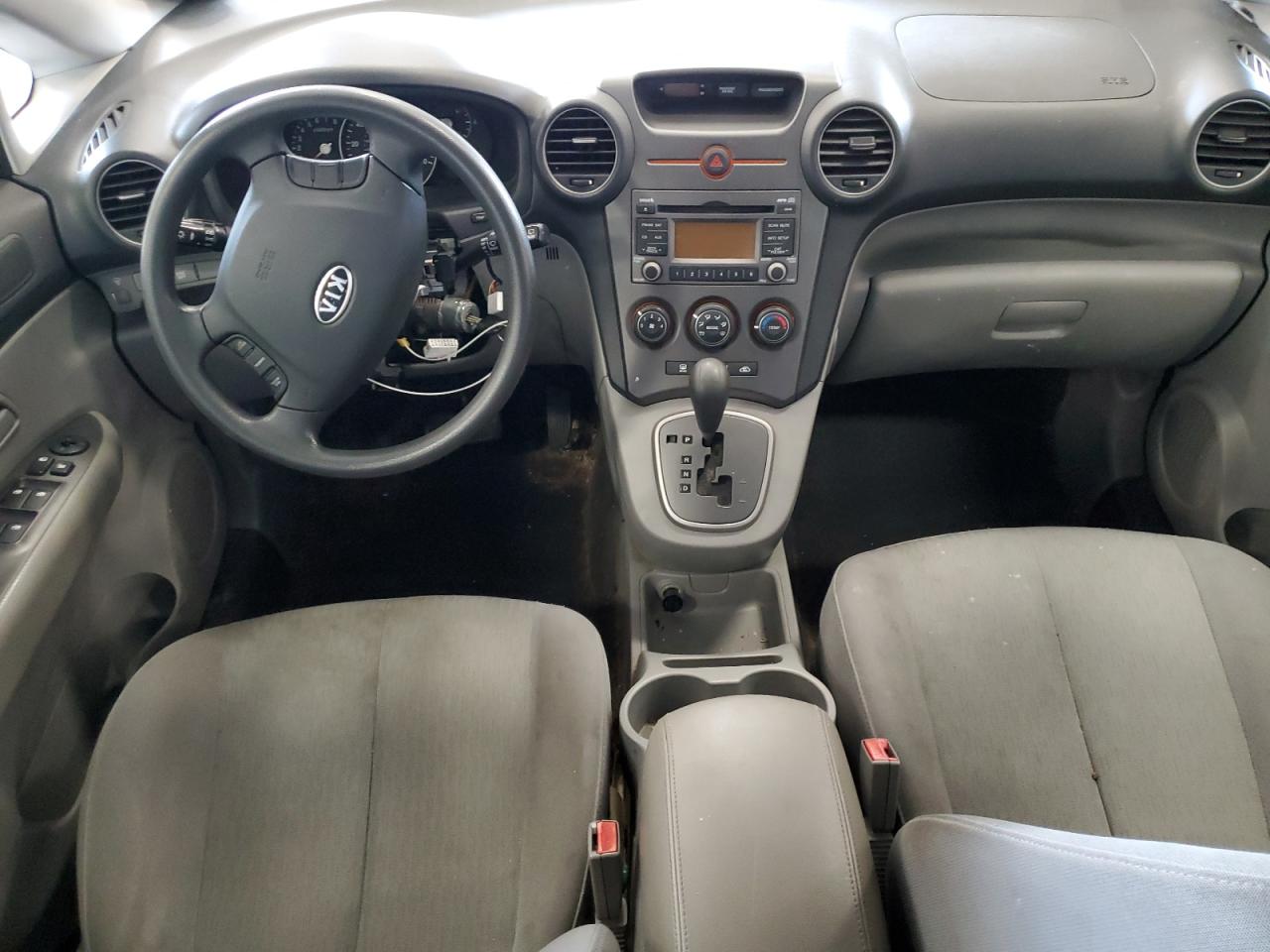 Kia Rondo Base Image 5