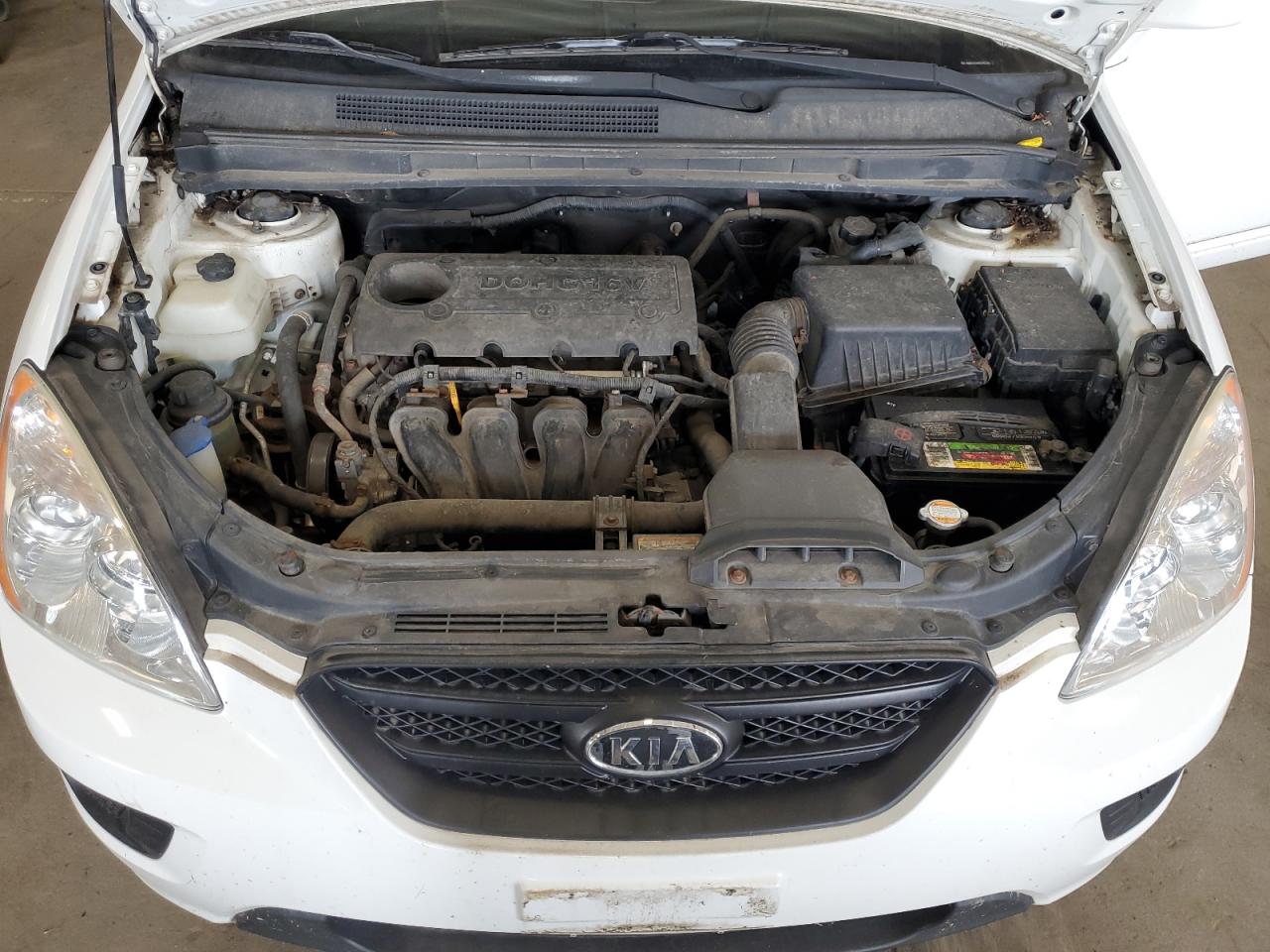 Kia Rondo Base Image 11