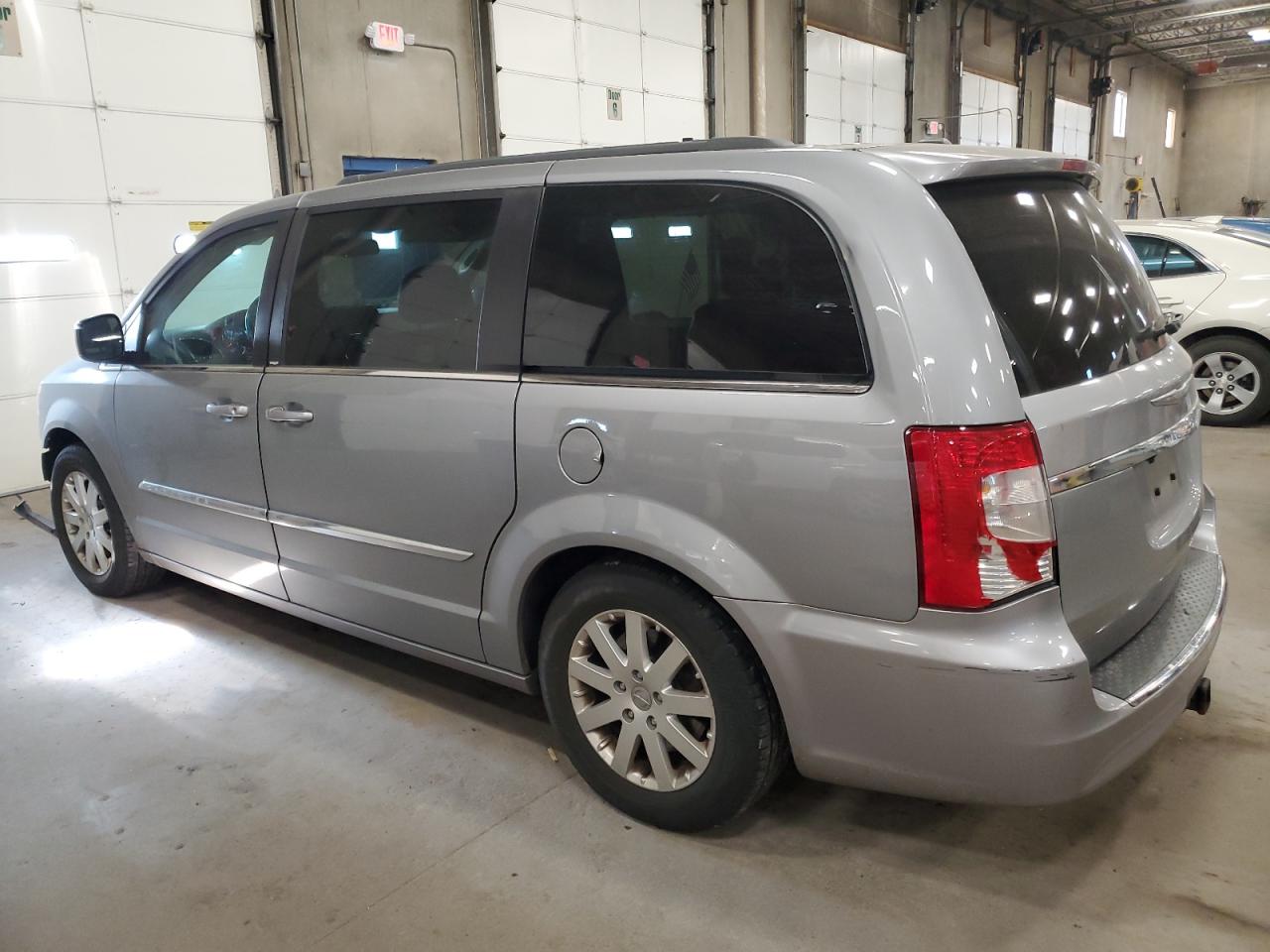 Chrysler Minivan Touring Image 3