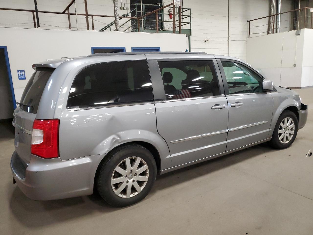 Chrysler Minivan Touring Image 2