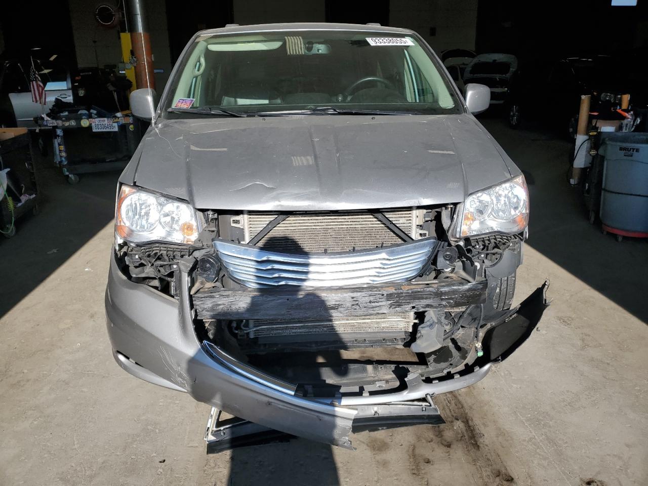 Chrysler Minivan Touring Image 8