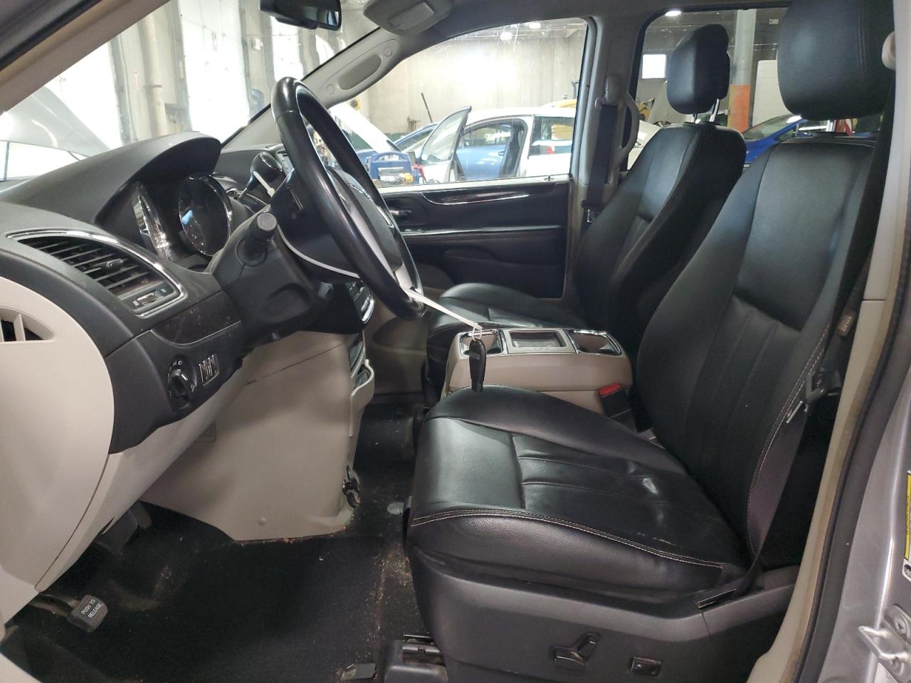 Chrysler Minivan Touring Image 7