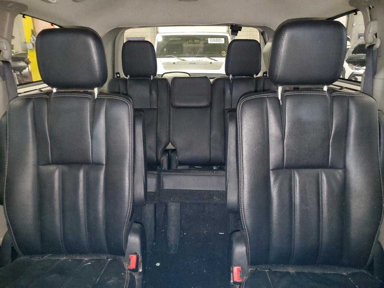 Chrysler Minivan Touring Image 6