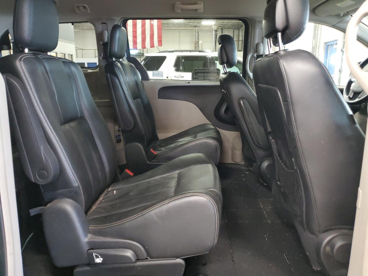 Chrysler Minivan Touring Image 11