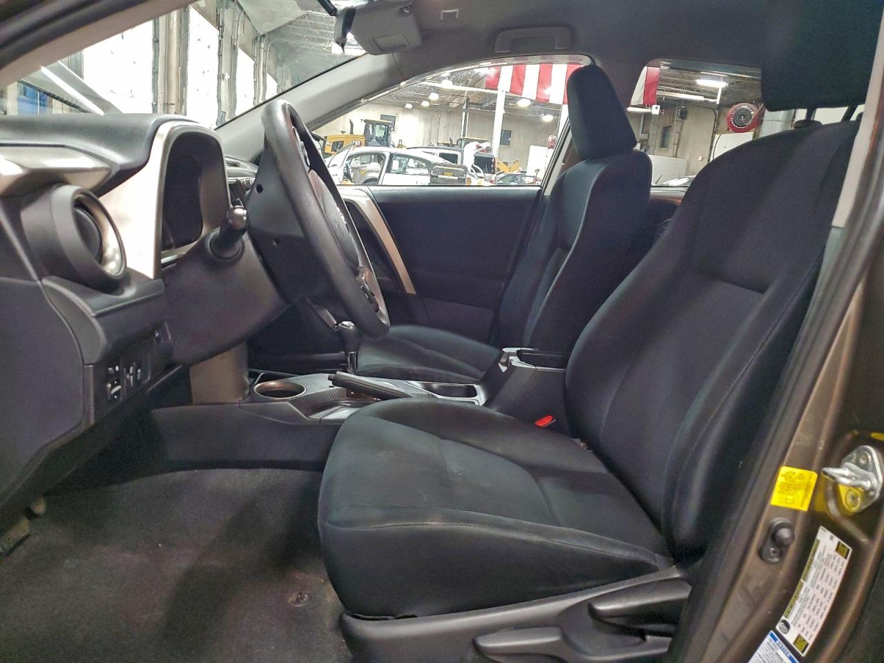 Toyota RAV4 Le Image 10