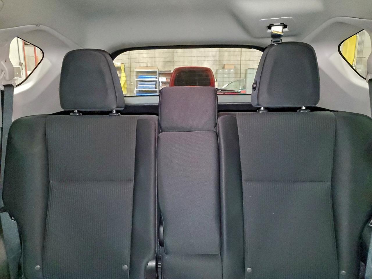 Toyota RAV4 Le Image 13