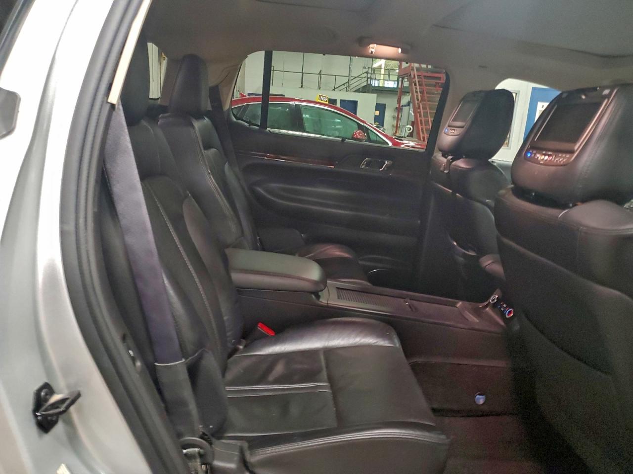 Lincoln MKT Image 12