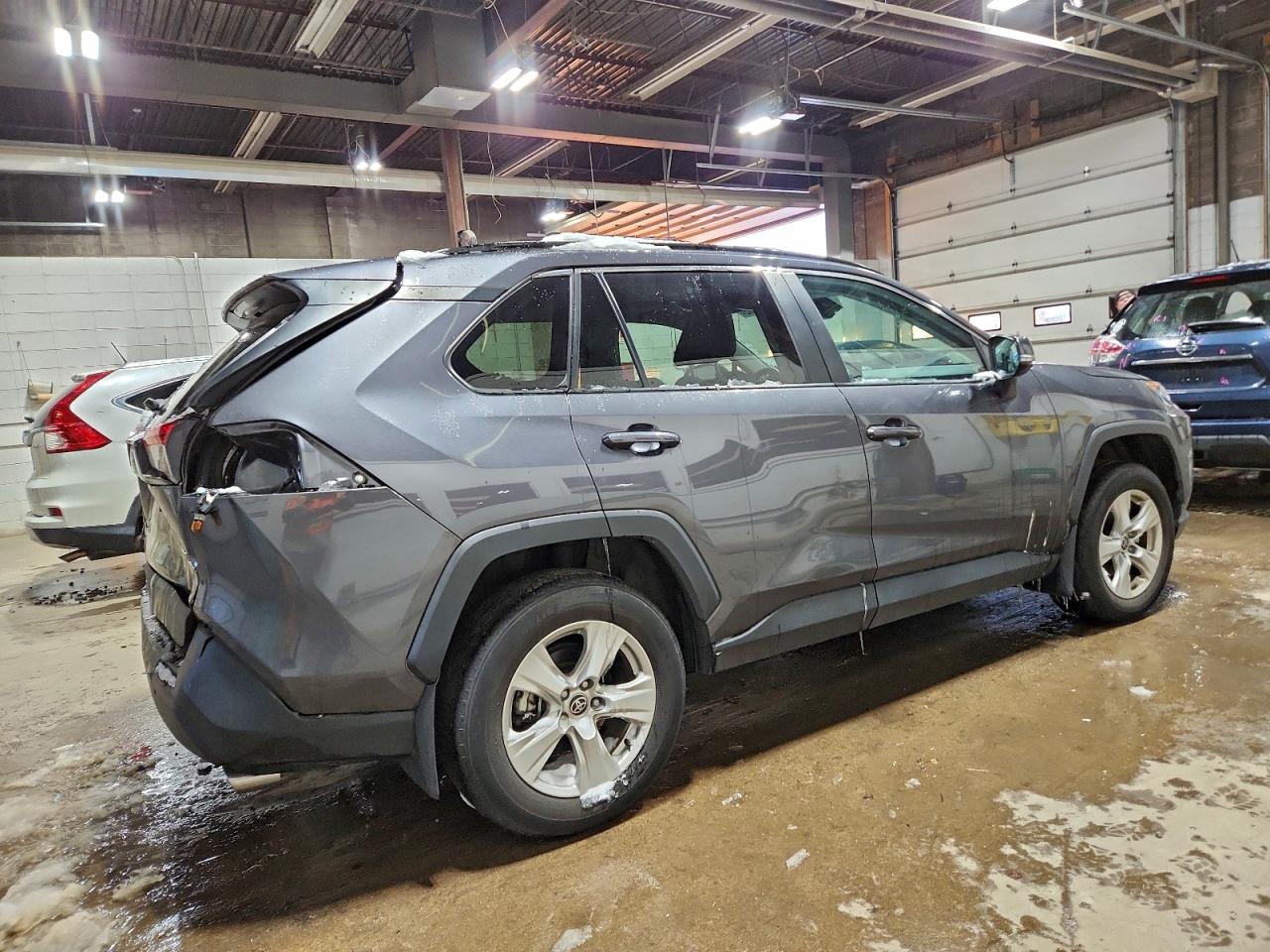 Toyota RAV4 Xle Image 2