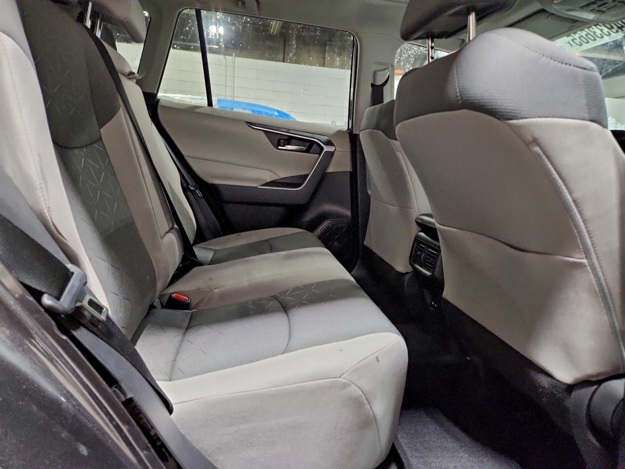 Toyota RAV4 Xle Image 13