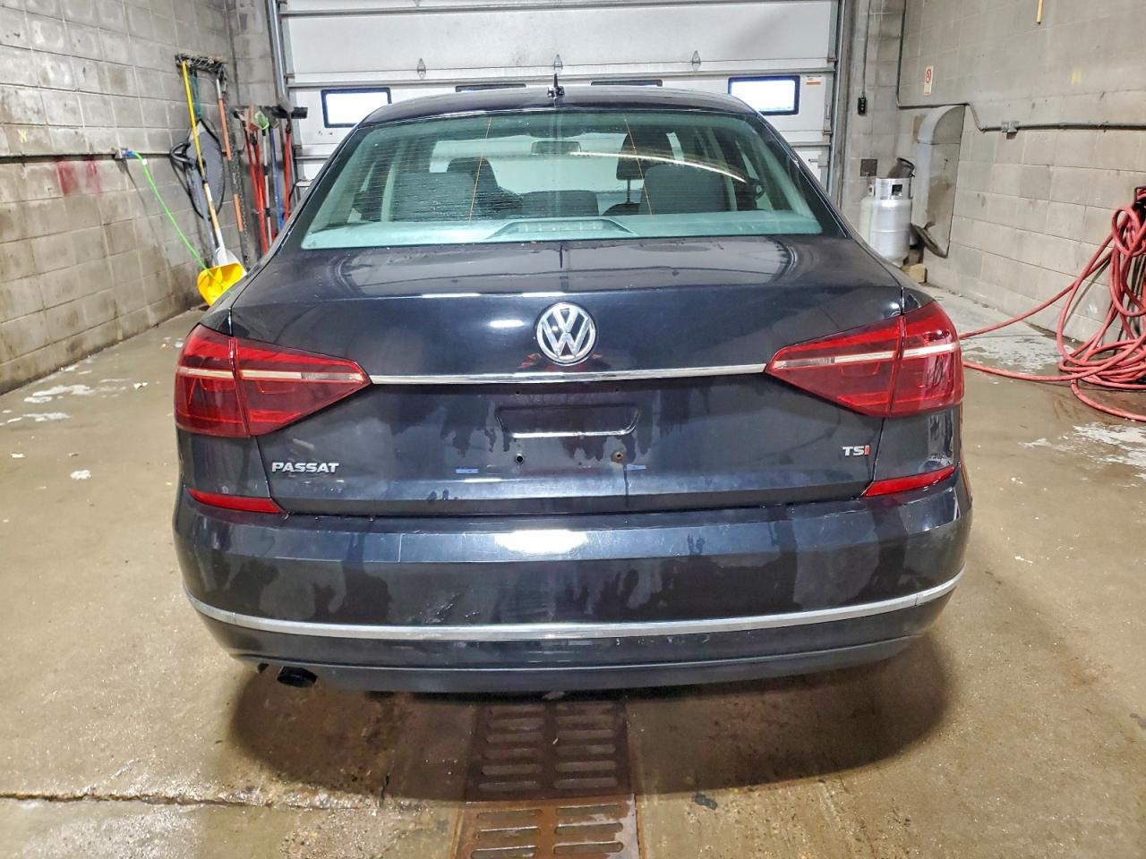 Volkswagen Passat S Image 8