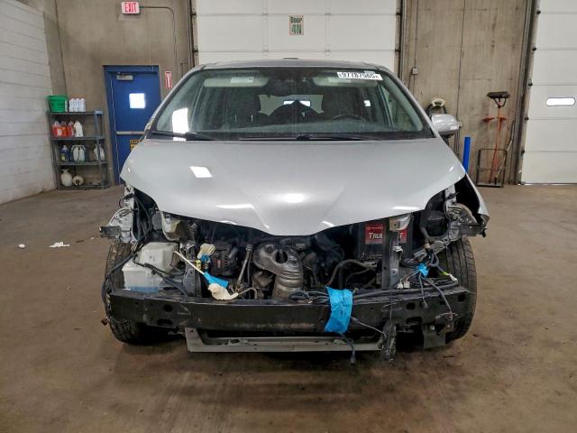 Toyota Sienna Xle Image 2