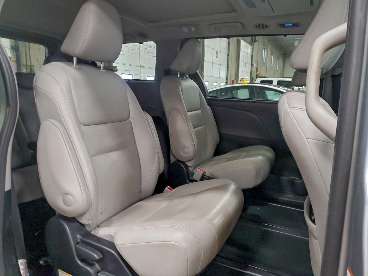 Toyota Sienna Xle Image 3