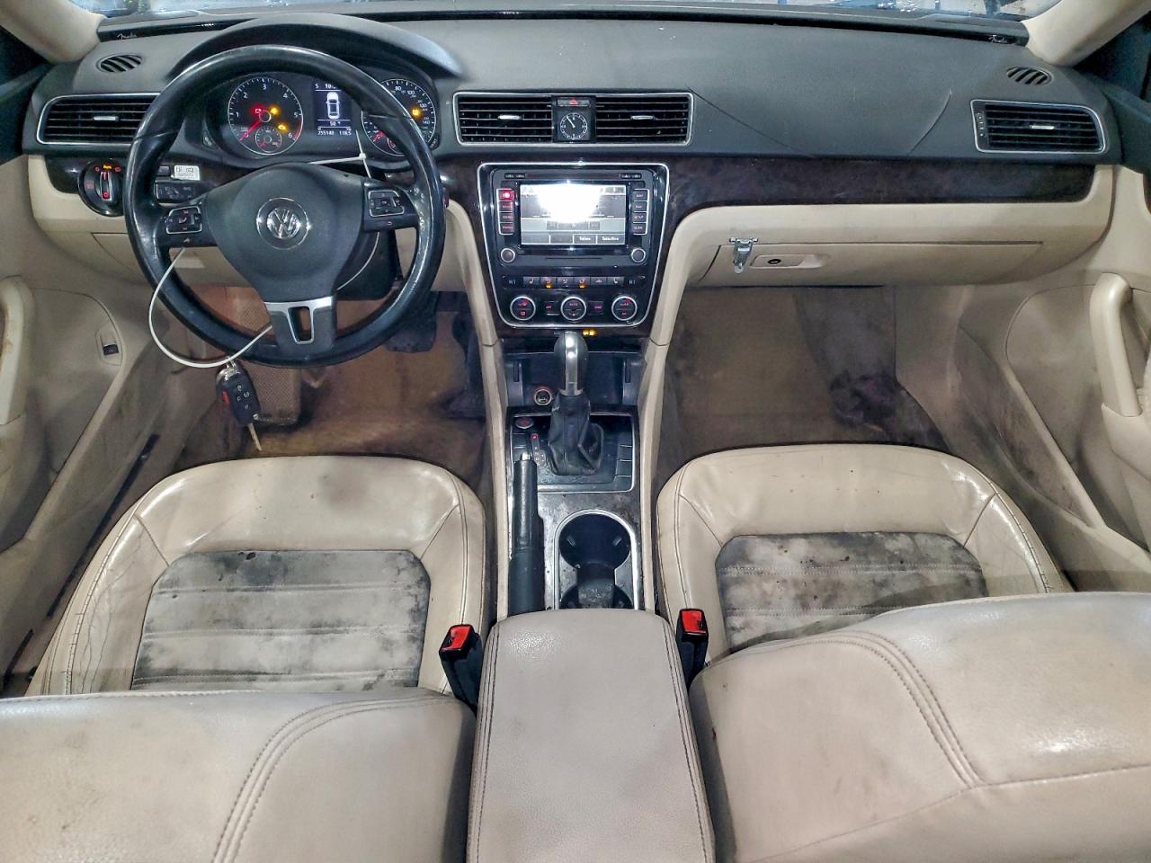 Volkswagen Passat Sel Image 10