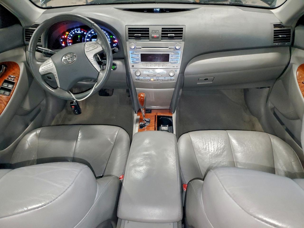 Toyota Camry Se Image 11