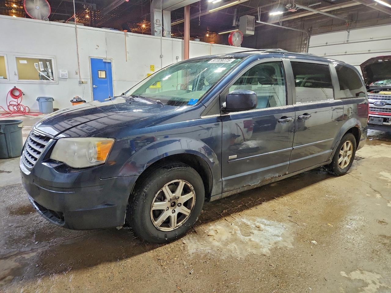 Chrysler Minivan Touring Image 1