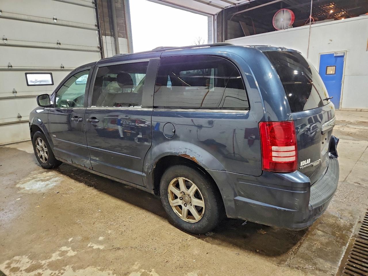Chrysler Minivan Touring Image 5