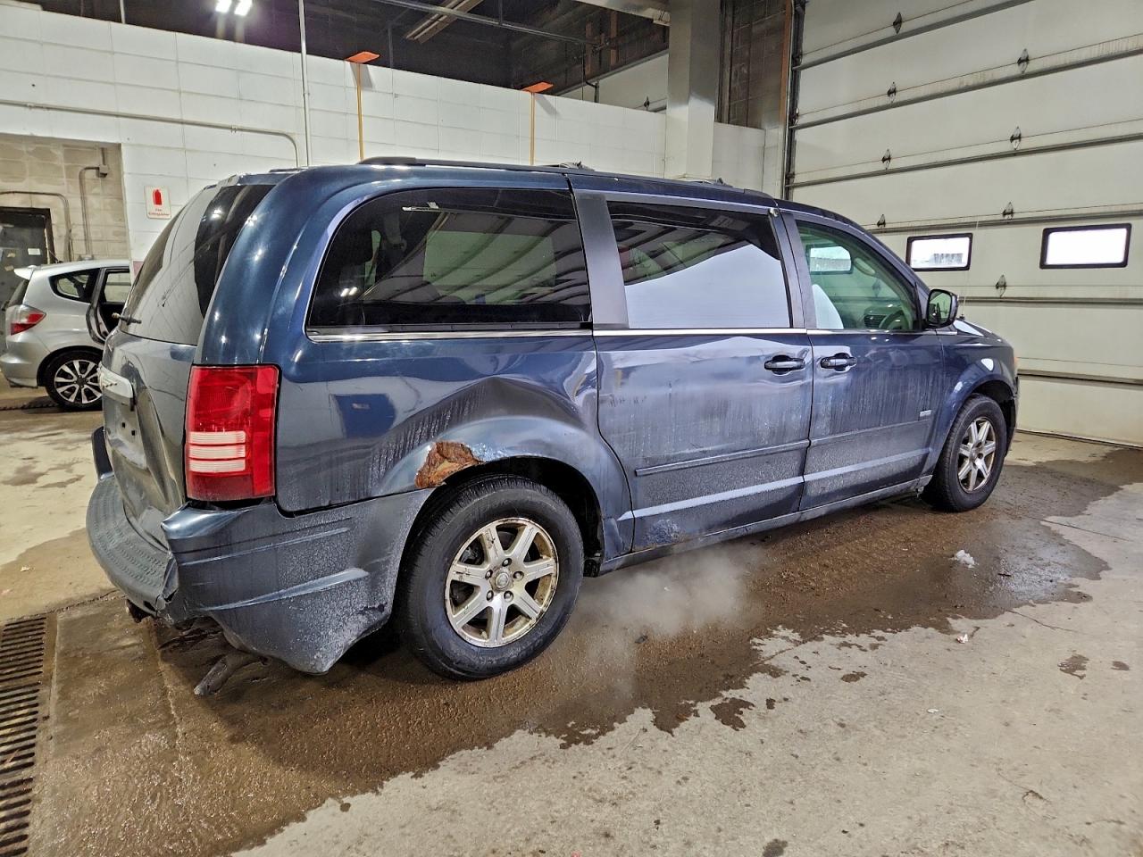 Chrysler Minivan Touring Image 6