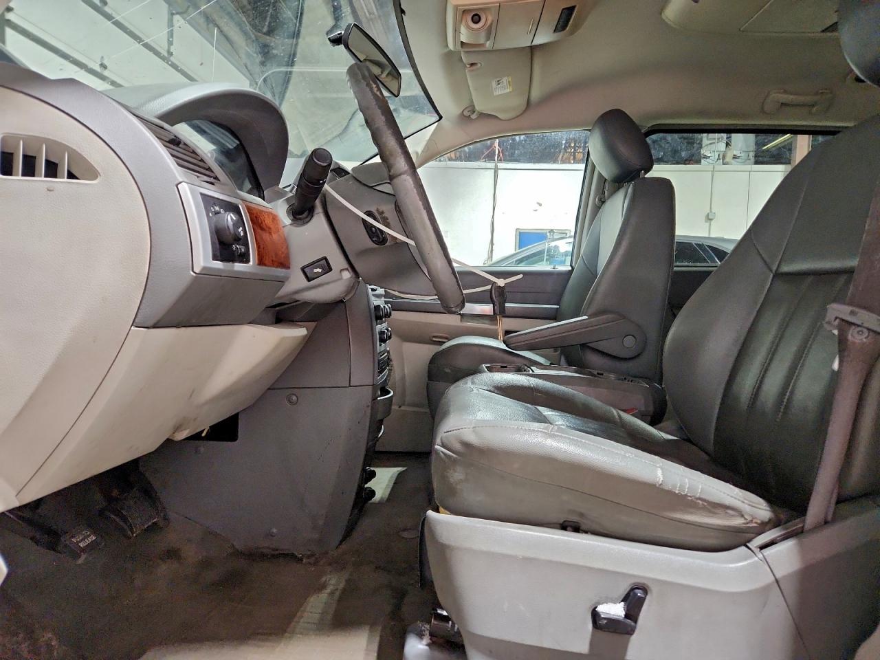 Chrysler Minivan Touring Image 9