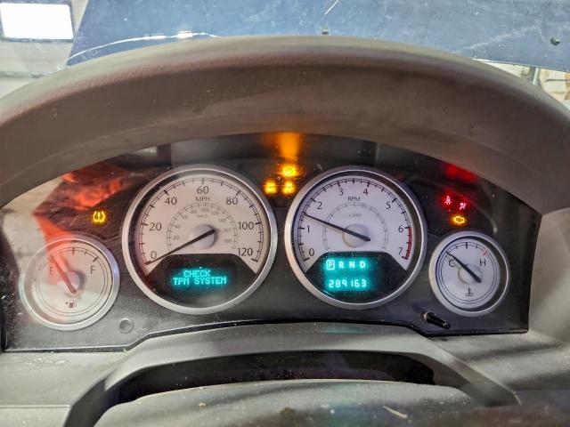 Chrysler Minivan Touring Image 3