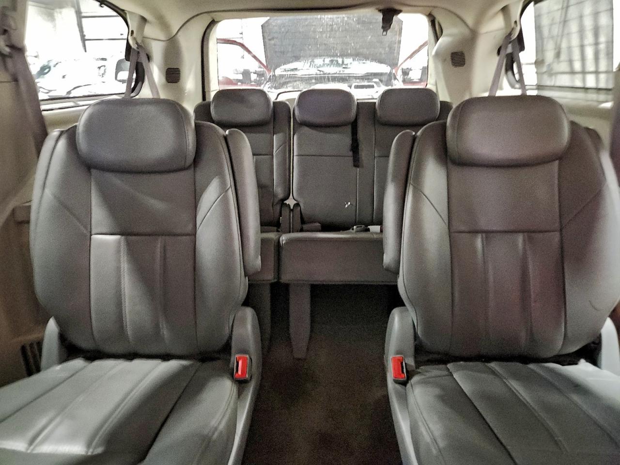 Chrysler Minivan Touring Image 11