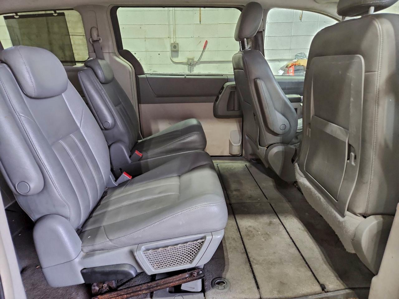 Chrysler Minivan Touring Image 12