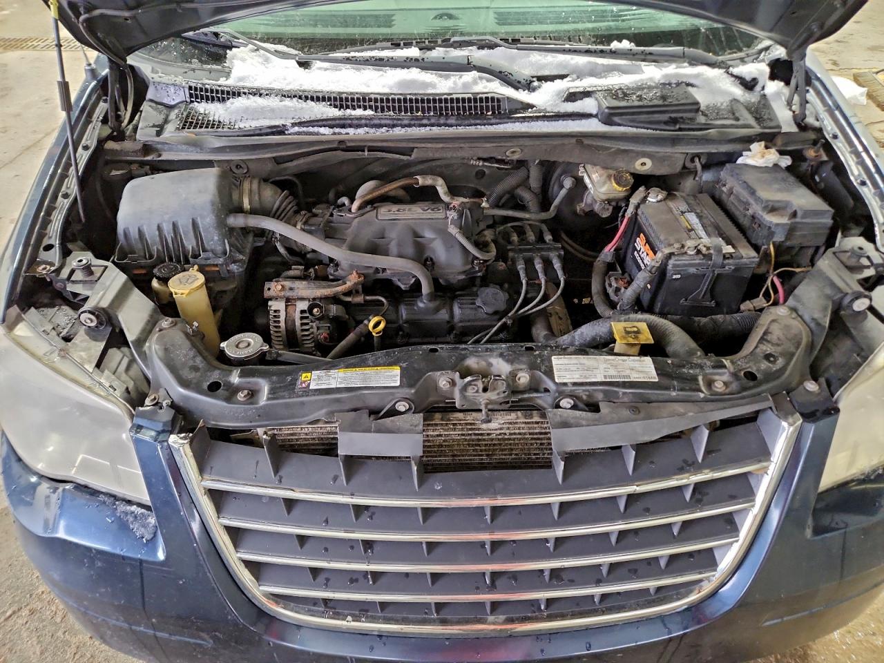 Chrysler Minivan Touring Image 2