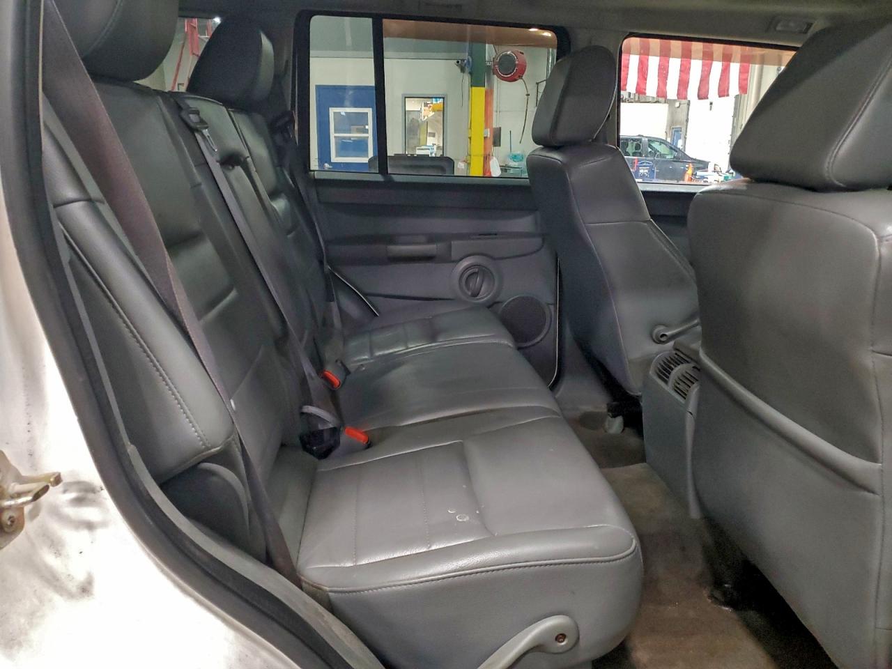 Jeep Commander Image 13